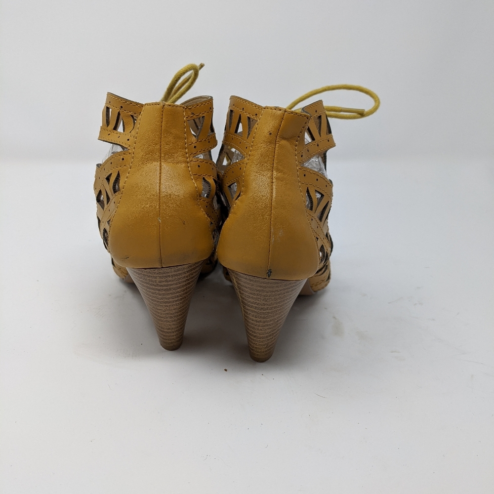 Report Cut-Out Sandals. Perfect for summer! - Picture 5 of 5